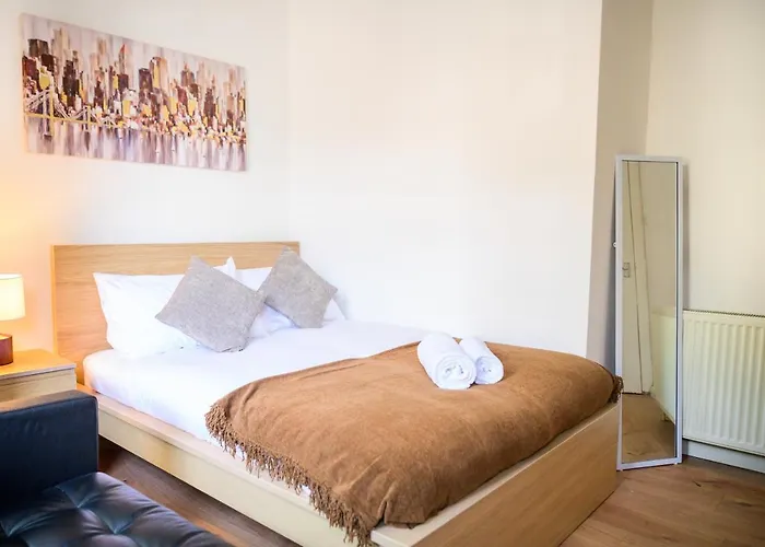 Purple Blossom, 2 Bed , Wi-Fi, Near Didsbury, Free Parking